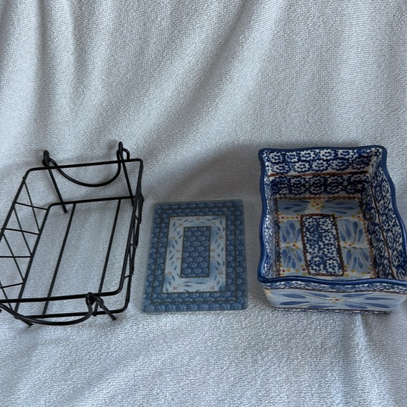 Temptations by Tara Old World Blue Baker Holder and Glass Trivet - Picture 2 of 12